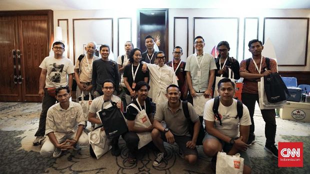 'Menjepret' Momen Jalanan dari Pinggir Pantai