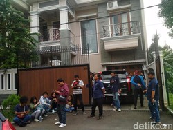 2 Jam Olah TKP Penggerebekan, Polisi Bawa Kayu Pintu Rumah Angel Lelga