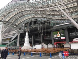 Betahnya Nongkrong Berjam-jam di Stasiun Kereta Jepang