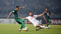 Persebaya vs PSM Makassar ada di posisi keenam. Ada 33.927 penonton yang hadir di Stadion Gelora Bung Tomo. (Foto: Risyal Hidayat/Antara)