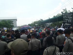 Keluarkan Bau Busuk, Pabrik Pengolahan Udang di Lamongan Didemo