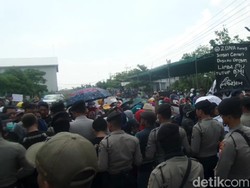 Keluarkan Bau Busuk, Pabrik Pengolahan Udang di Lamongan Didemo