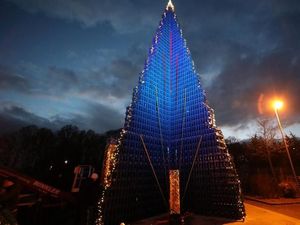 Pohon Natal 18 Meter dari Krat Minuman Pecahkan Rekor Dunia