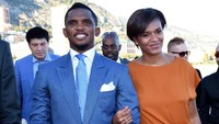 Mantan pemain Barcelona dan Inter Milan, Samuel Etoo, menikahi kekasihnya, Georgette Tra Lou, pada 2007. Namun baru pada Juni 2016 mereka menggelar seremoni besar-besaran di Italia. Biaya yang dihabiskan disebut mencapai 650 ribu dollar (Rp9,4 miliar). Foto: Claudio Villa/Getty Images