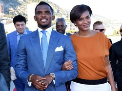 Mantan pemain Barcelona dan Inter Milan, Samuel Etoo, menikahi kekasihnya, Georgette Tra Lou, pada 2007. Namun baru pada Juni 2016 mereka menggelar seremoni besar-besaran di Italia. Biaya yang dihabiskan disebut mencapai 650 ribu dollar (Rp9,4 miliar). Foto: Claudio Villa/Getty Images
