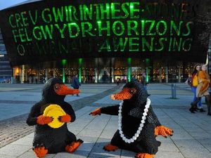 Patung Lego Niffler Si Pencuri Emas Berkeliaran Keliling Kota London Patung Lego Niffler Si Pencuri Emas Berkeliaran Keliling Kota London