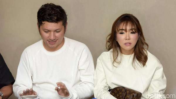 Senyum Gisel dan Tatapan Kosong Gading Marten Senyum Gisel dan Tatapan Kosong Gading Marten