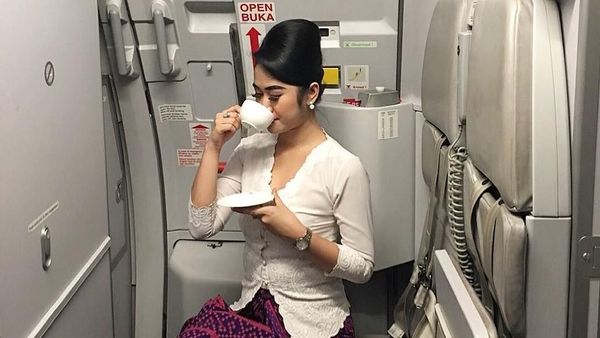 Gaya Keren Heksa Putri, Pramugari Cantik yang Doyan Ngeteh