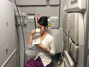 Gaya Keren Heksa Putri, Pramugari Cantik yang Doyan Ngeteh