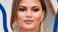 Selain Chrissy Teigen, Ini 7 Artis yang Juga Lepas Implan Payudara