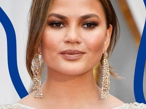 Selain Chrissy Teigen, Ini 7 Artis yang Juga Lepas Implan Payudara