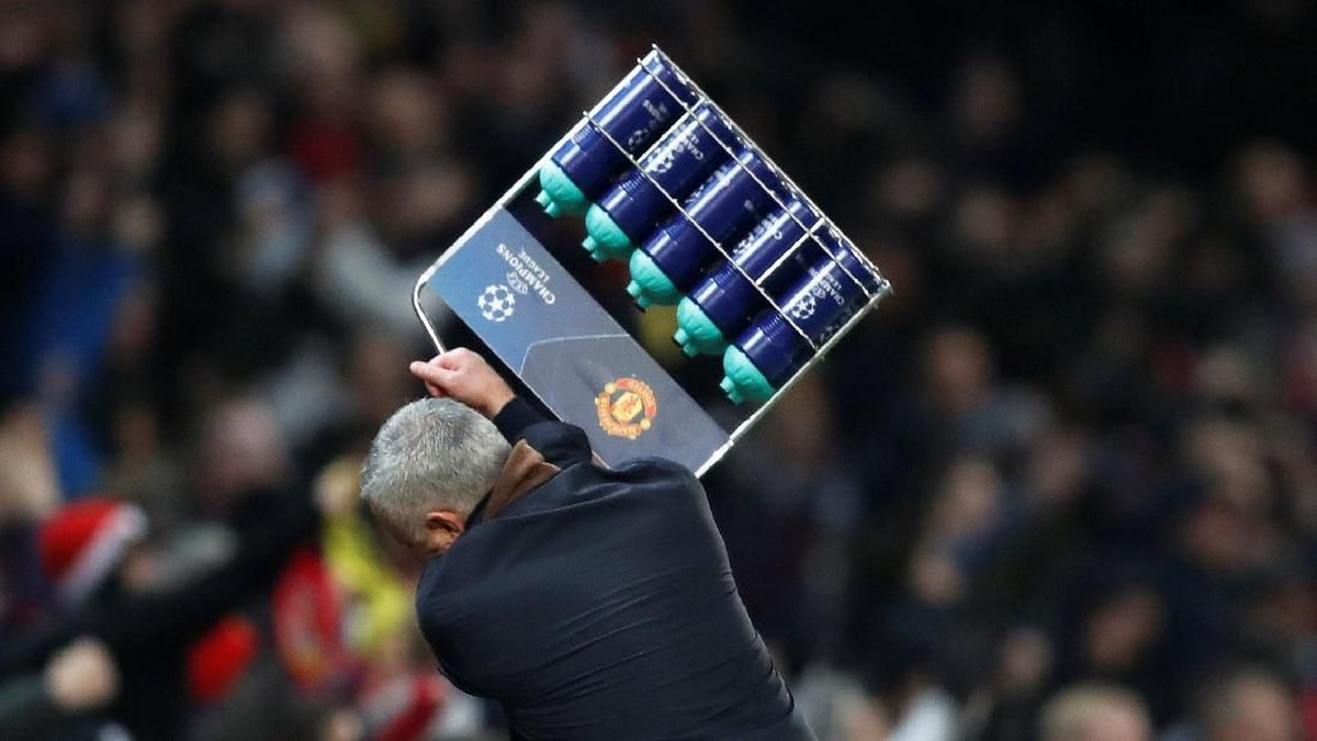 Jose Mourinho banting satu rak botol air minum usai MU mencetak gol kemenangan ke gawang Young Boys. (Foto: Carl Recine/Action Images via Reuters)