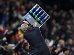 Selebrasi Emosional Mourinho: Banting Satu Rak Botol Air Minum