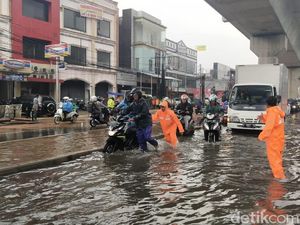 Usai Hujan Deras, Lalin JL RS Fatmawati Tergenang Usai Hujan Deras, Lalin JL RS Fatmawati Tergenang
