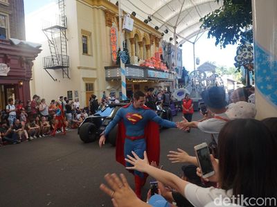 Foto: Bahagia Itu Salaman Sama Superman & Foto Bareng Catwoman