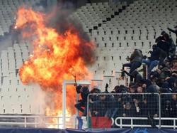 Salah satu kursi stadion terbakar karena terkena lemparan bom molotov. (Costas Baltas/RUETERS)