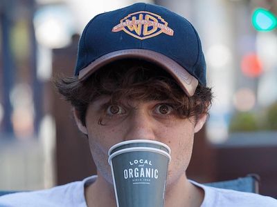 Ini Pose Keren Noah Centineo  To All the Boys Ive Loved Before Saat Nikmati Makanan
