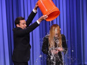 Tren Ice Bucket Challenge Viral Lagi, Kini Fokusnya ke Kesehatan Mental Tren Ice Bucket Challenge Viral Lagi, Kini Fokusnya ke Kesehatan Mental