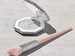 Fenty Beauty Rilis Koleksi Khusus Bertabur Swarovski, Berapa Harganya?