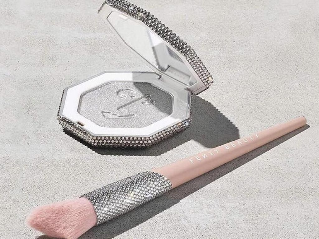 Fenty Beauty Rilis Koleksi Khusus Bertabur Swarovski, Berapa Harganya? Fenty Beauty Rilis Koleksi Khusus Bertabur Swarovski, Berapa Harganya?