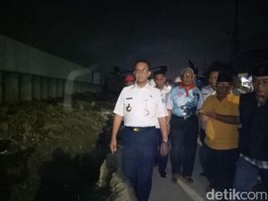 Anies Pantau Tanggul di Kawasan Rawan Rob Kamal Muara Jakut