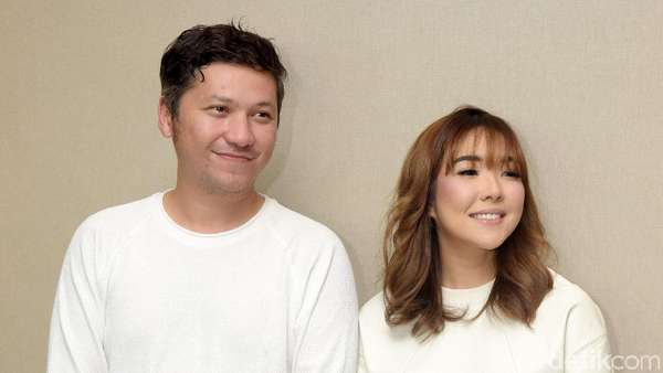 Senyum Gisel dan Tatapan Kosong Gading Marten Senyum Gisel dan Tatapan Kosong Gading Marten