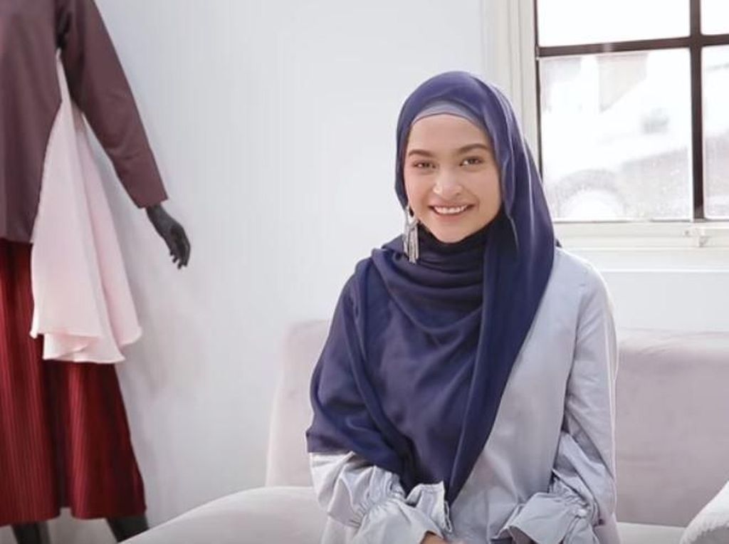 Tutorial Hijab Pashmina Simple Pakai Anting untuk Kondangan