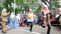 Ketika Bupati Serang Bermain Lompat Karet