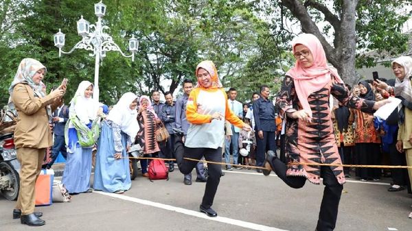 Ketika Bupati Serang Bermain Lompat Karet