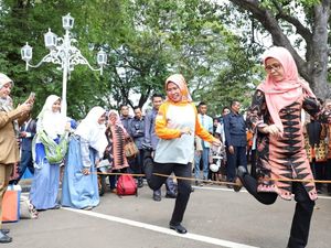 Ketika Bupati Serang Bermain Lompat Karet