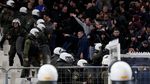 Brutal, Bentrok Suporter AEK Athens Vs Fans Ajax
