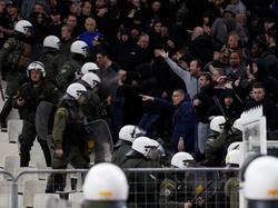 Bentrokan dikabarkan karena dipicu salah seorang suporter AEK Athena yang tiba-tiba melempari suporter Ajax Amsterdam dengan bom molotov. (Costas Baltas/RUETERS)