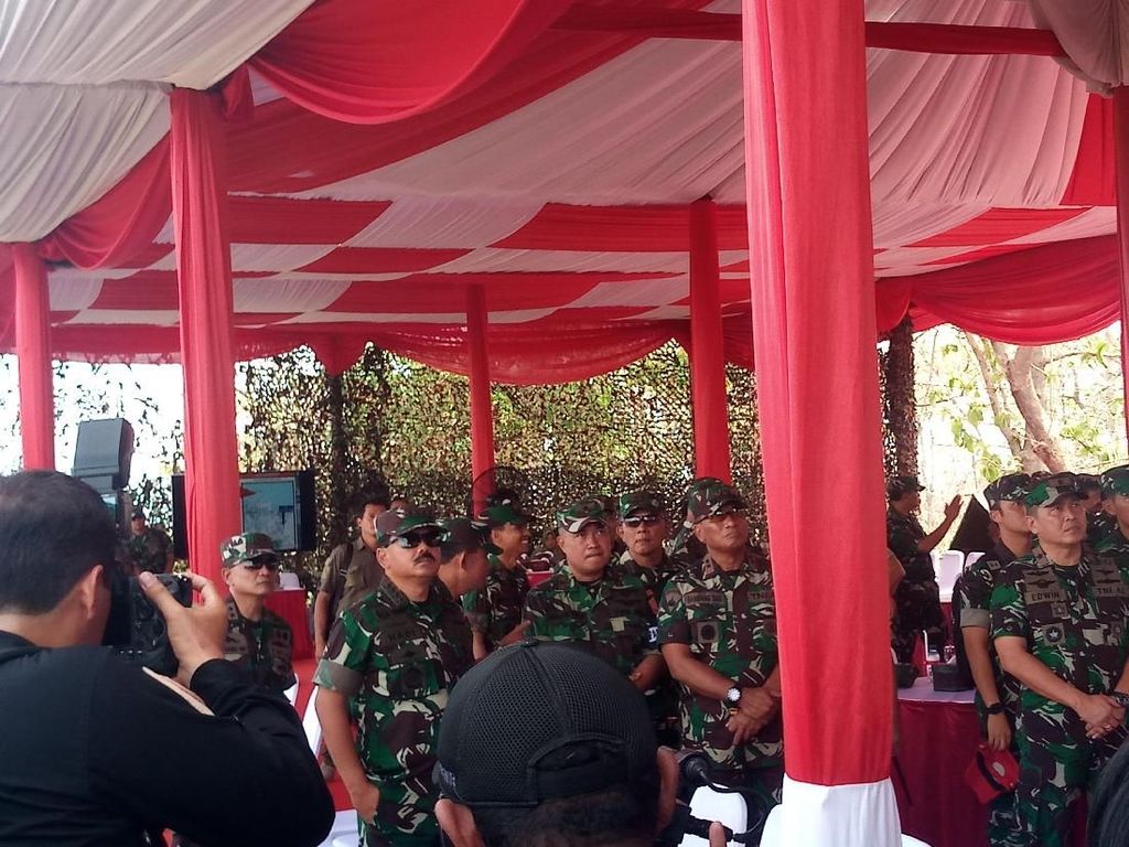 Panglima TNI Tinjau Latihan Bantuan Tempur Terpadu di Situbondo Panglima TNI Tinjau Latihan Bantuan Tempur Terpadu di Situbondo