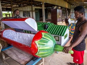 Dikubur Dalam Peti Mati Mewah Ala Masyarakat Ghana Dikubur Dalam Peti Mati Mewah Ala Masyarakat Ghana