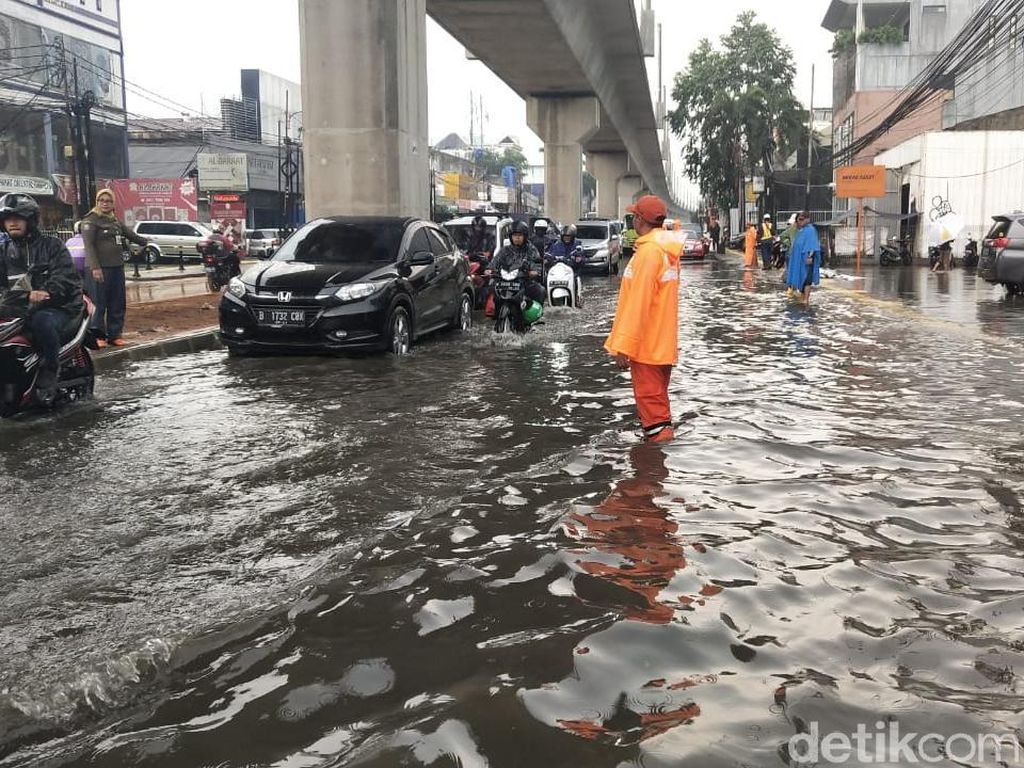 Dampak Hujan Deras, Sejumlah Titik di Jaksel Sempat Tergenang Dampak Hujan Deras, Sejumlah Titik di Jaksel Sempat Tergenang