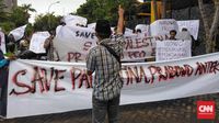 Pendemo Konjen Australia Bawa Poster 'Prabowo Antek Barat'