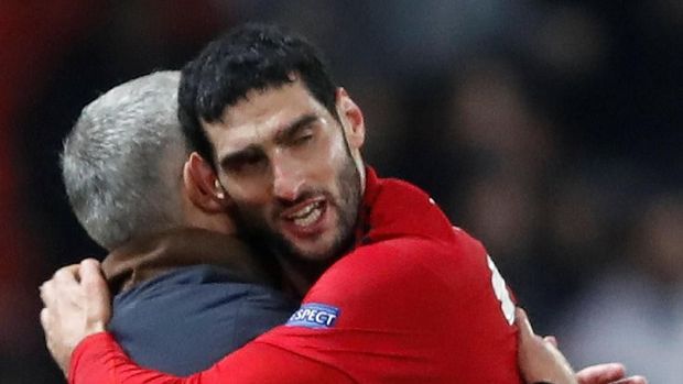 Fellaini merayakan gol penentu kemenangan MU bersama Jose Mourinho