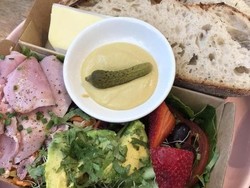 Sajikan Descrontructed Ham Sandwich Kafe Ini Dikritik Tajam