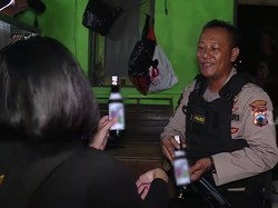 Video Saat Tim Elang Gerebek Emak-emak Penjual Ciu