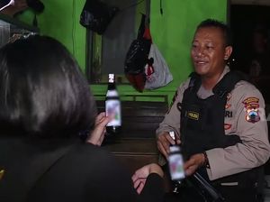 Video Saat Tim Elang Gerebek Emak-emak Penjual Ciu Video Saat Tim Elang Gerebek Emak-emak Penjual Ciu
