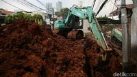 Pembuatan Saluran Air di Kemang Utara