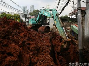 Pembuatan Saluran Air di Kemang Utara