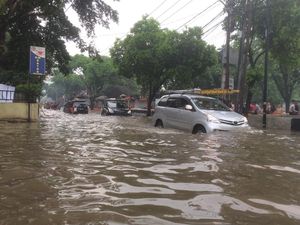 Jalan Swadarma Raya Banjir, Ciledug Raya Macet Parah