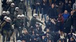 Brutal, Bentrok Suporter AEK Athens Vs Fans Ajax