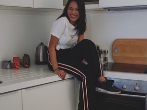 Tetap Cantik Saat Makan, Ini Pose Kulineran ala Adik Maudy Ayunda