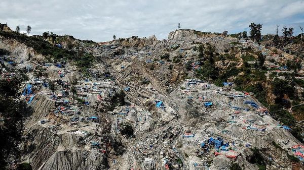 Begini Penampakan Tambang Emas Ilegal Gunung Botak yang Cemari Lingkungan