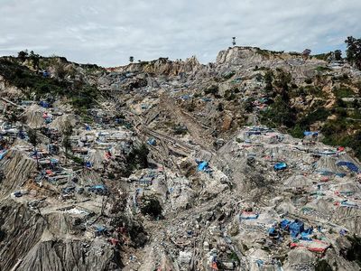Begini Penampakan Tambang Emas Ilegal Gunung Botak yang Cemari Lingkungan