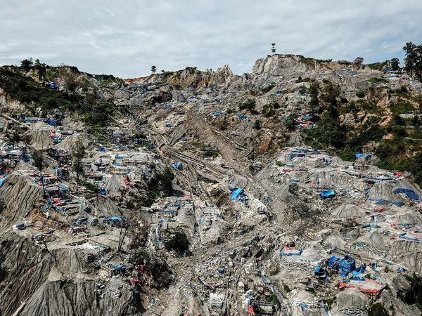 Begini Penampakan Tambang Emas Ilegal Gunung Botak yang Cemari Lingkungan