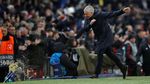Detik-detik Jose Mourinho Banting Rak Botol Minum