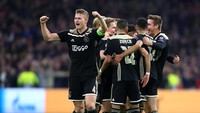 Ajax mendampingi Bayern lolos dari Grup E. Ajax dan Bayern akan menjalani laga penentuan juara grup pada matchday keenam. (Foto: Dean Mouhtaropoulos/Getty Images)